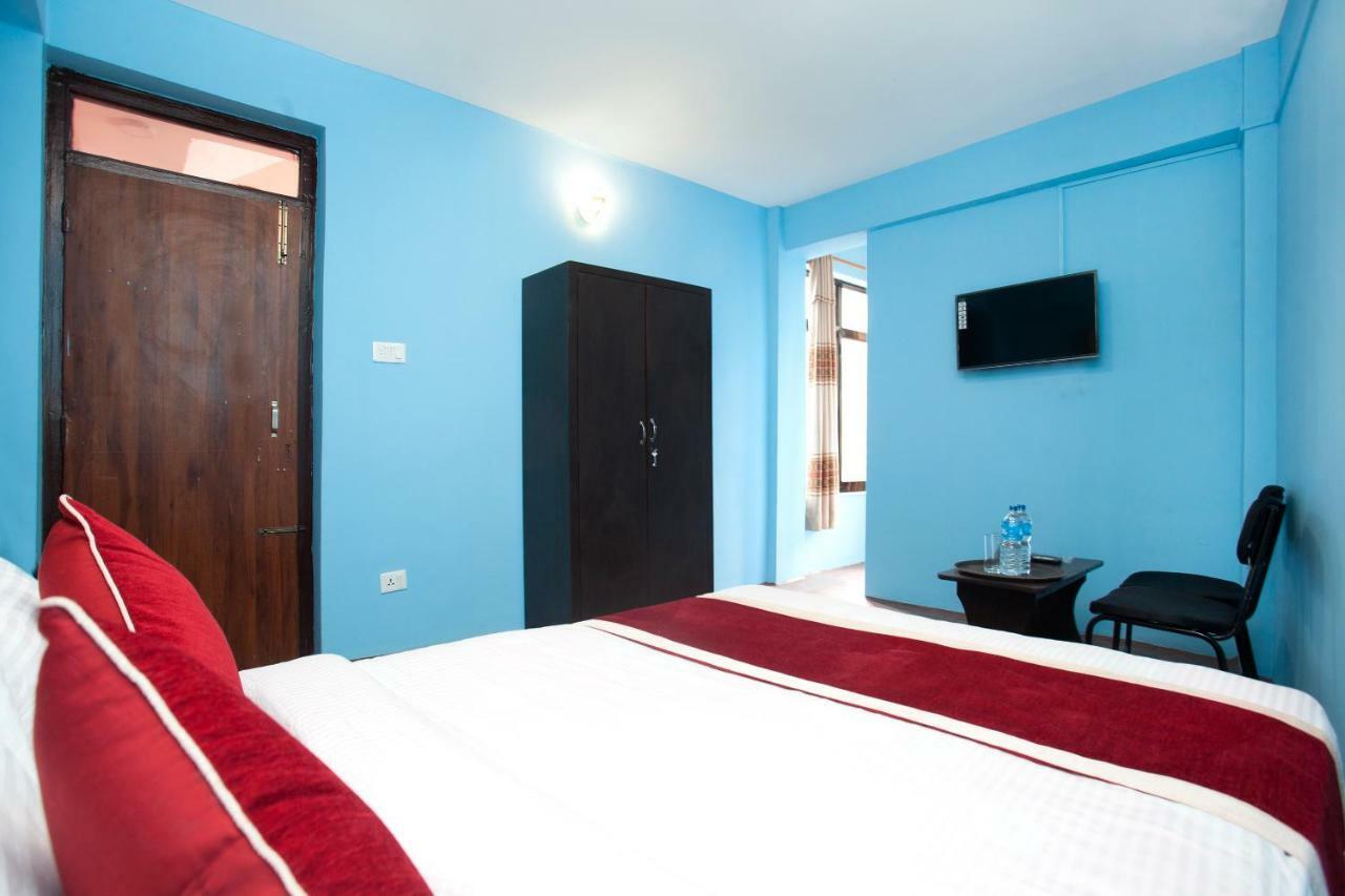 Hotel Crossroads Катманду Екстериор снимка