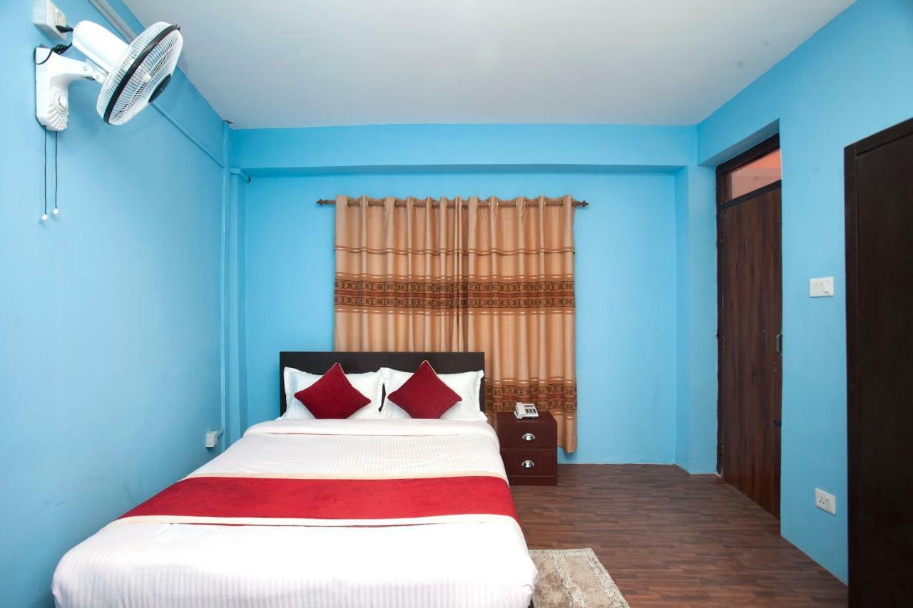 Hotel Crossroads Катманду Екстериор снимка